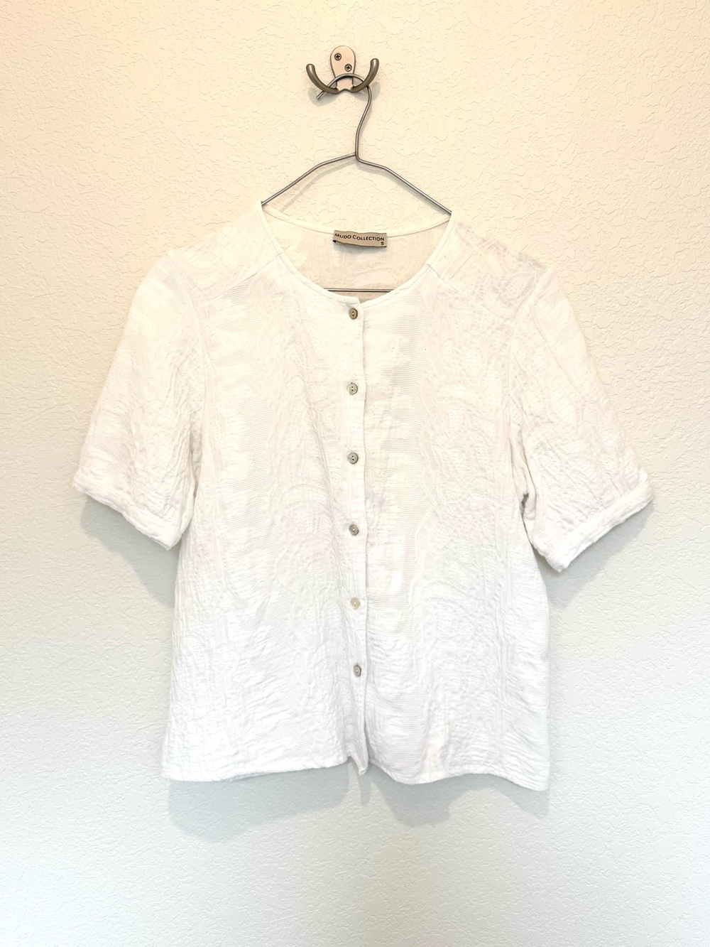 Mudo Collection White Button-Up Short Sleeve Top